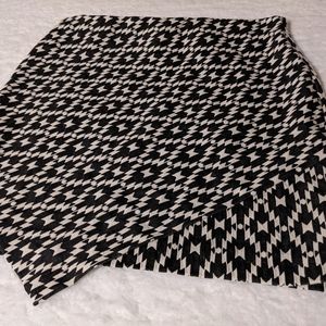 H & M Black & White Tribel print Skirt ♥️